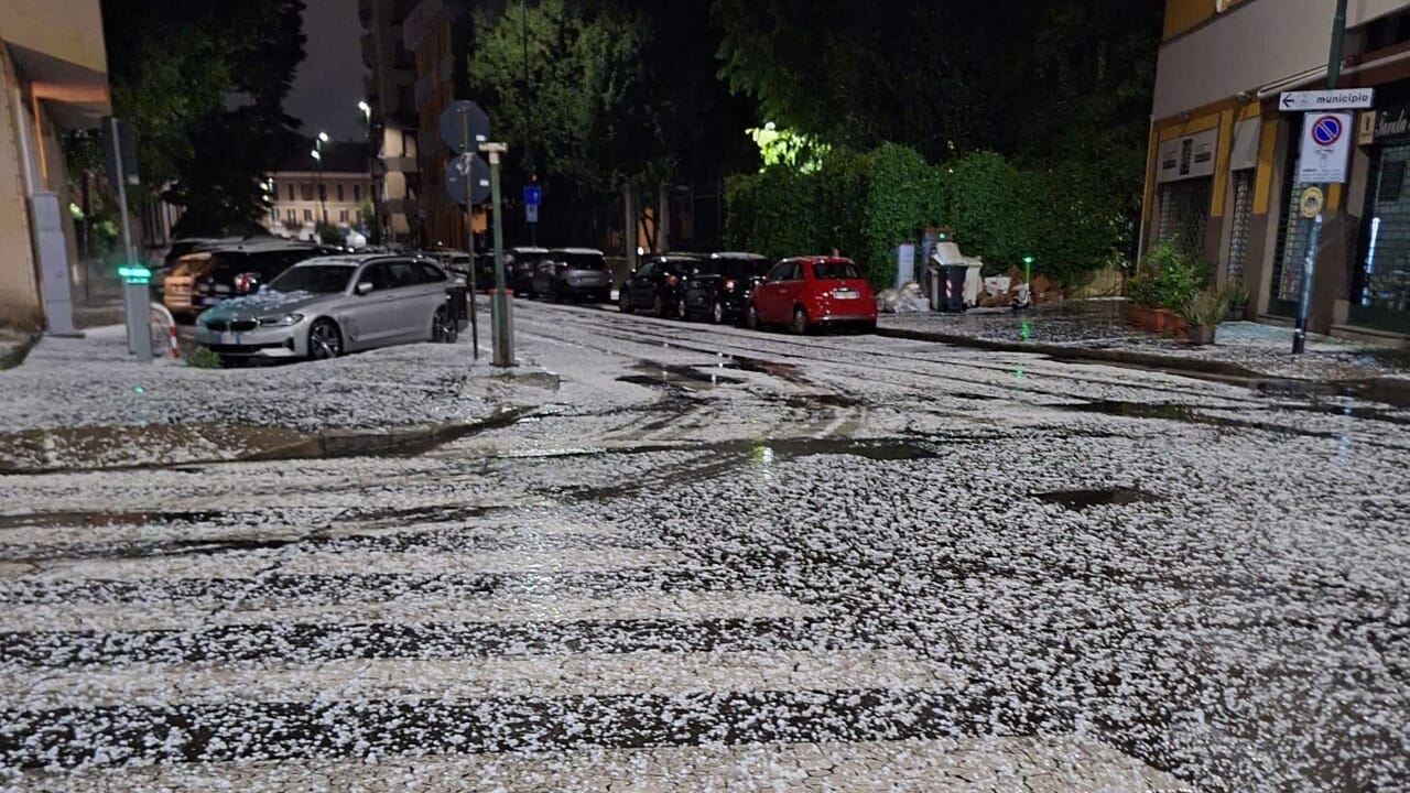 Grandine nel Nord Italia: chicchi fino a 4 cm. Come proteggere l’auto e cosa fare prima del temporale