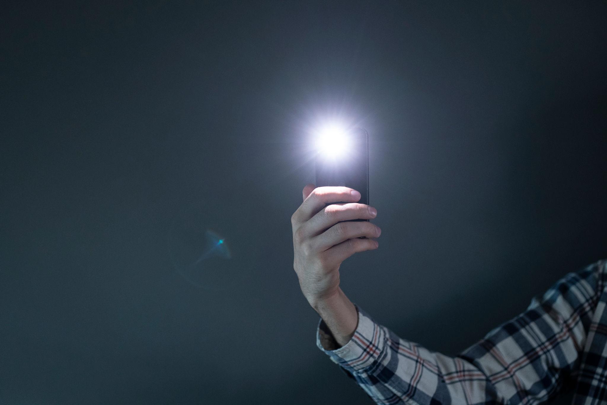 Usiamo la torcia del telefono ogni giorno. Ma sappiamo davvero come funziona?